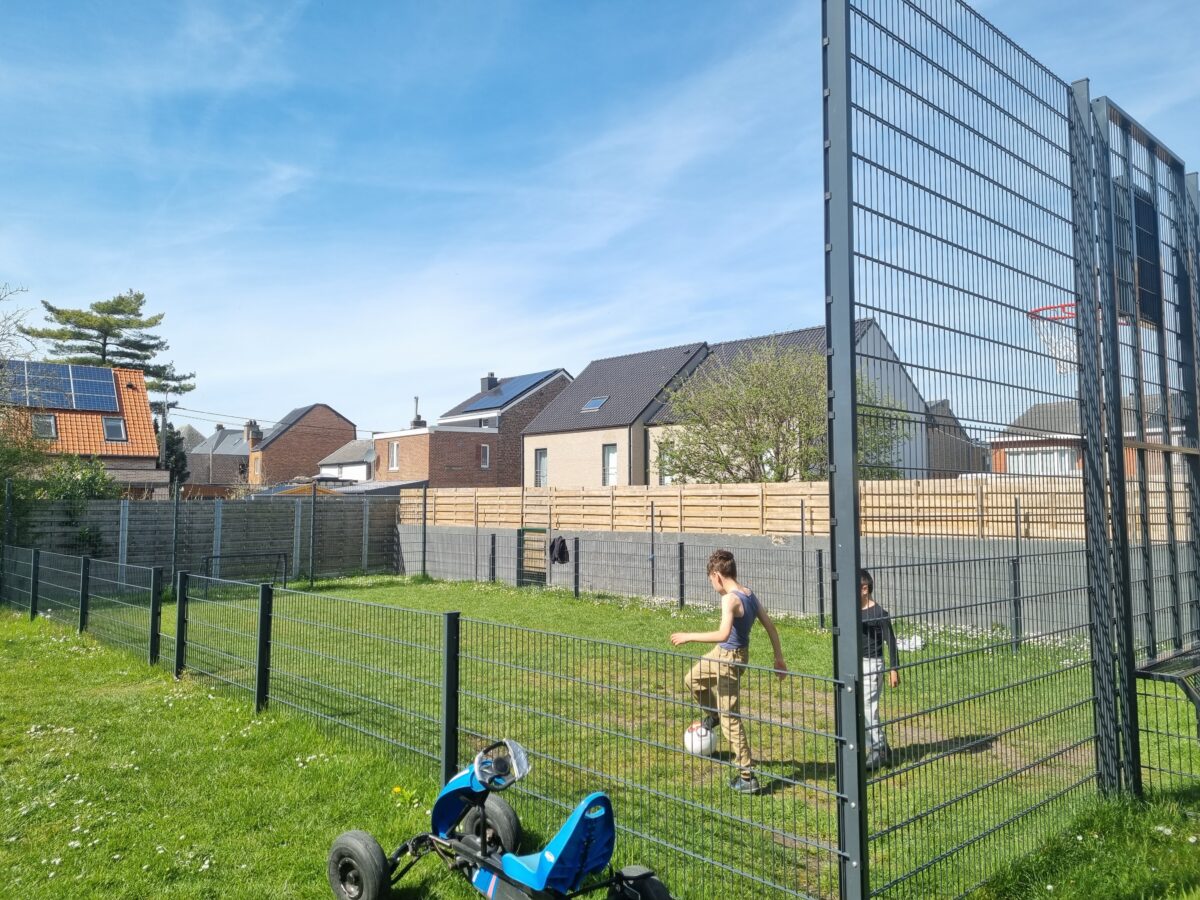 Voetbalkooi op maat 1 kleine voetbalkooi op gras